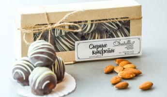 Конфеты сырные с миндалем в темном шоколаде